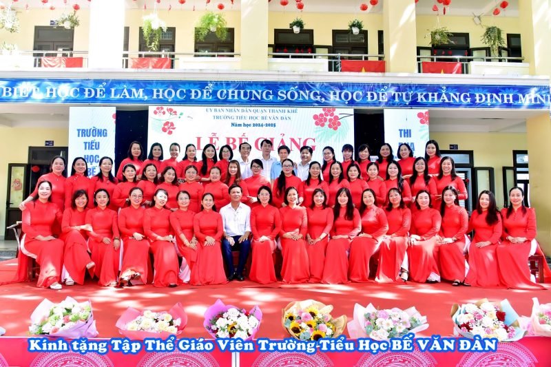 Tập thể giáo viên nhà trường trong trang phục áo dài