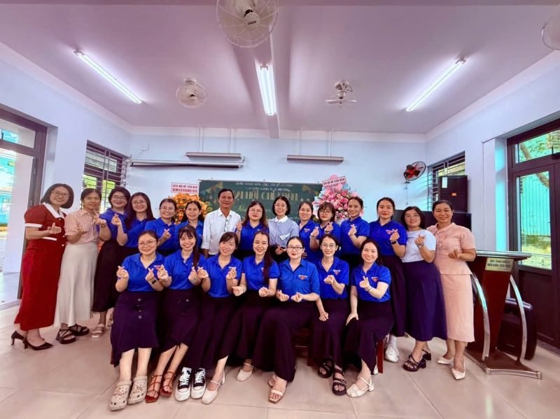 Các cô giáo trong buổi họp mặt tại trường