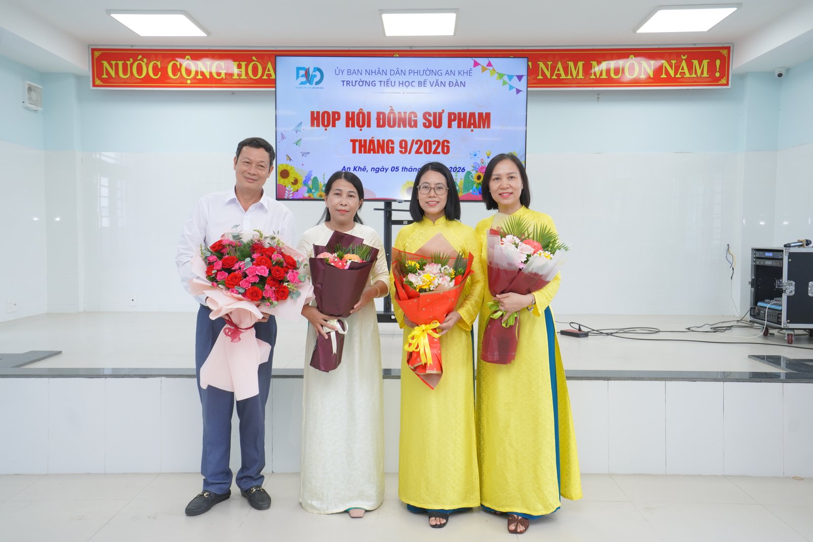 Đội bóng đá nữ của giáo viên nhà trường