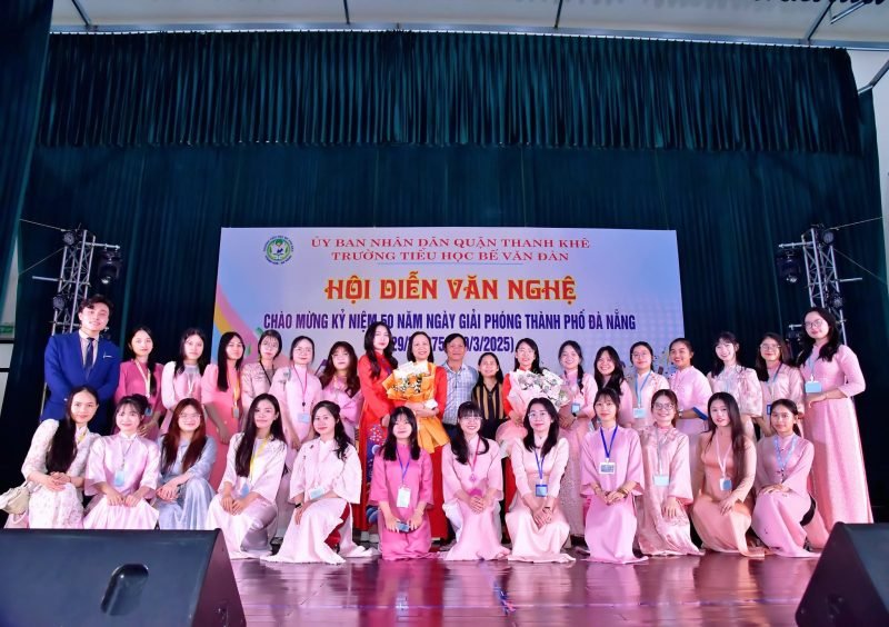 Giáo viên nhà trường tham gia hội diễn văn nghệ