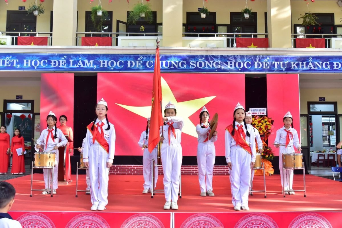 Đội nghi thức trong lễ chào cờ đầu tuần