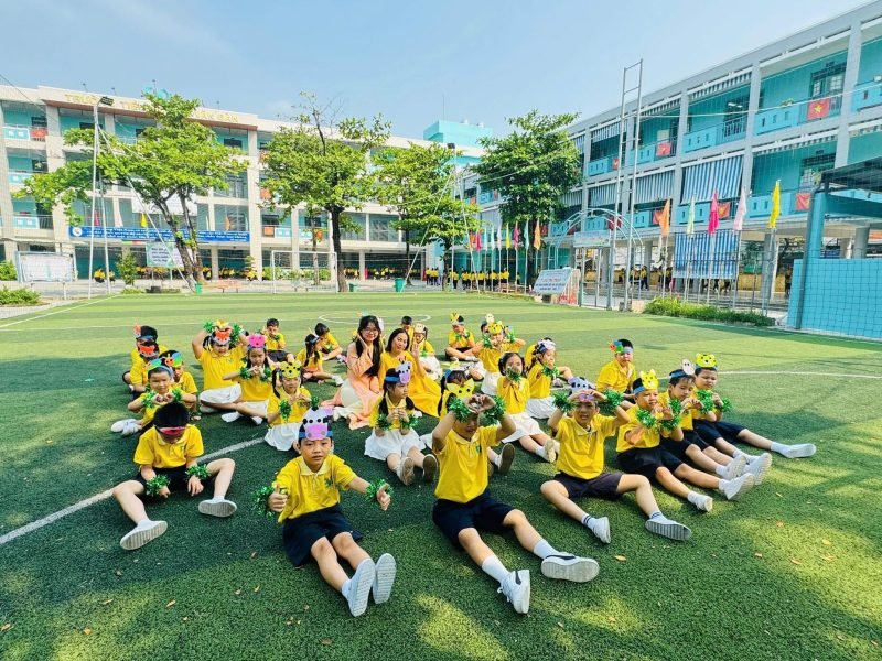 Học sinh vui chơi trên sân trường