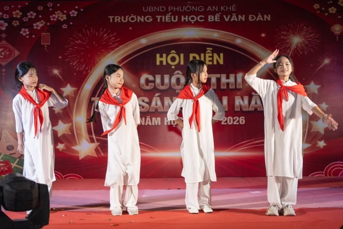 Học sinh biểu diễn trong hội diễn văn nghệ