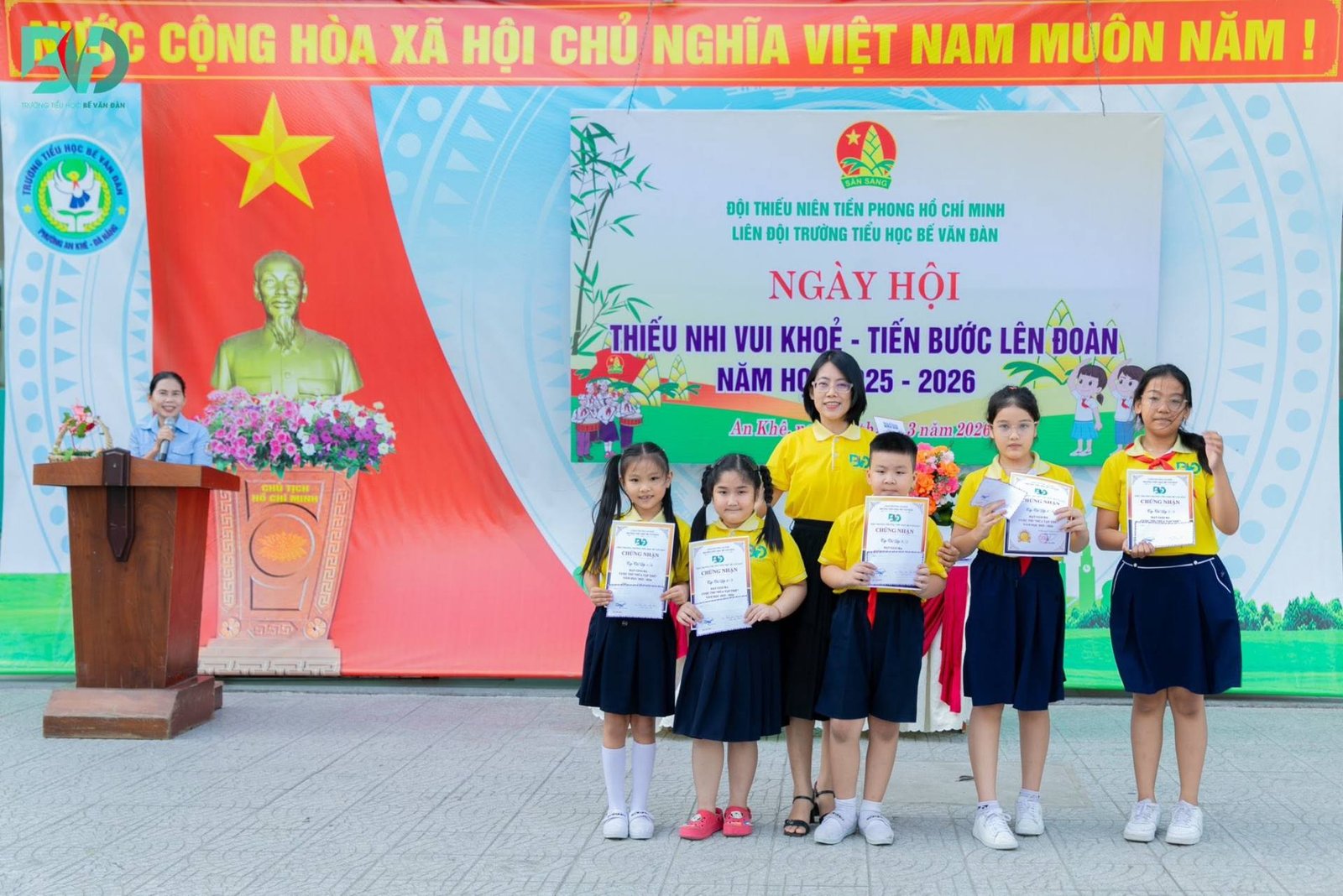 Cô giáo cùng học sinh trong giờ học trên lớp