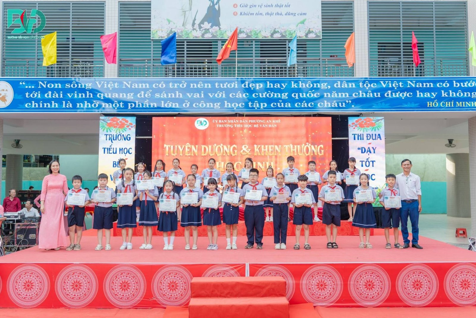 Lễ tuyên dương khen thưởng học sinh